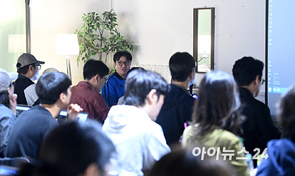 여승호 AI 아트 디렉터가 8일 서울 강남구 역삼동 라임스퀘어 강남역점에서 진행된 아이뉴스24 'AFX 마스터 클래스'에서 강의를 하고 있다. [사진=곽영래 기자]