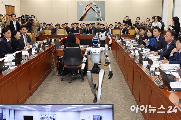 지난 6일 서울 여의도 국회에서 열린 과학기술정보통신부 등에 대한 국회 과학기술정보방송통신위원회 국정감사에서 중국산 휴머노이드 로봇이 걷고 있는 모습. [사진=곽영래 기자]