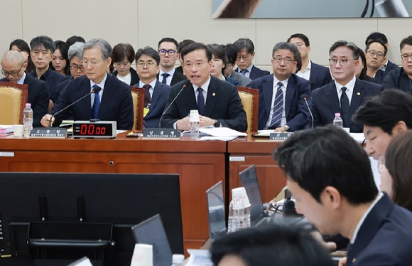 김종철 방송미디어통신위원장이 12일 국회 과학기술정보방송통신위원회에서 열린 방미통위 등에 대한 국정감사에서 과방위원 질의에 답하고 있다.[사진=연합뉴스]