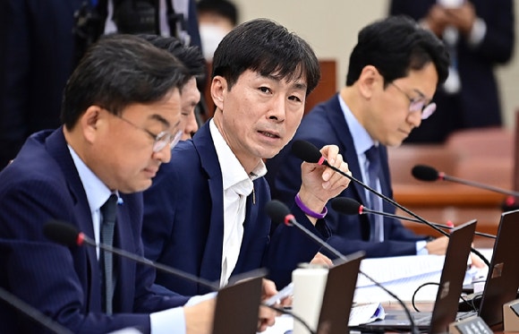한창민 사회민주당 의원이 서울 여의도 국회 정무위원회에서 열린 금융감독원·서민금융진흥원 국정감사에서 질의를 하고 있다. [사진=곽영래 기자]