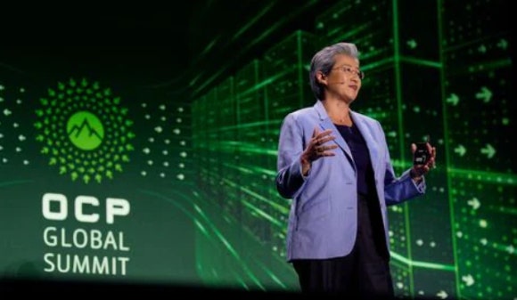 리사 수 AMD 최고경영자(CEO)가 12일(현지시간) 미국 실리콘밸리에서 열린 OCP 글로벌 서밋에서 새로운 AI 서버용 CPU를 소개하고 있다.[사진=AMD]