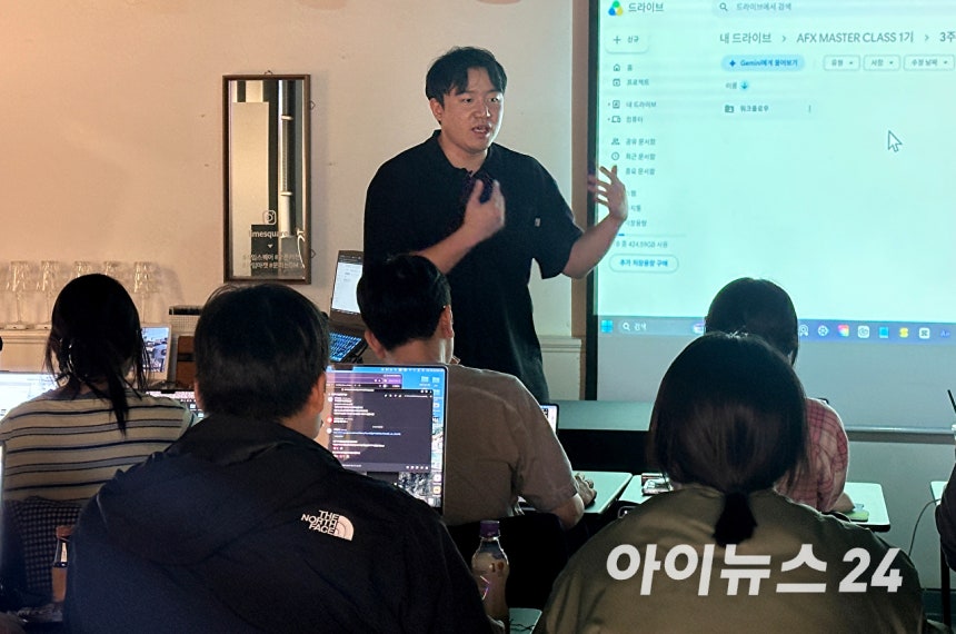 여승호 AI 아트 디렉터가 15일 서울 강남구 역상동 라임스퀘어 강남역점에서 진행된 아이뉴스24 'AFX 마스터 클래스'에서 강의를 하고 있다. [사진=문수지 기자]