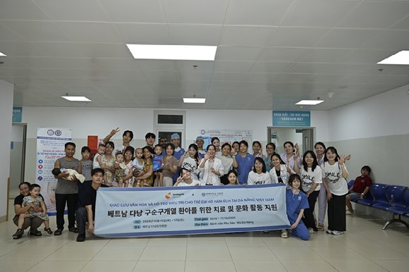 지난 15일부터 17일까지 베트남 다낭 모자병원에서 진행된 봉사활동에 참여한 관계자들이 단체 사진을 찍고 있는 모습. [사진=스마일게이트]