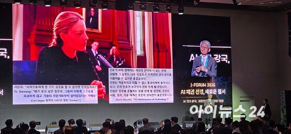 최기영 서울대 명예교수가 22일 용산 서울드래곤시티에서 열린 아이포럼 2026 기조연설을 마무리하며 영화 '콘택트'의 한 장면을 소개하고 있다. [사진=박지은 기자]