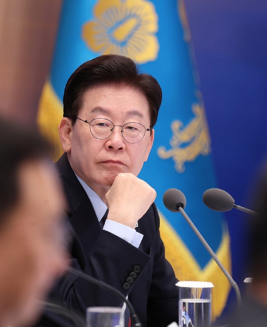 李 <b>지지율</b>, 도로 2%p 빠져 35.3%…민주 36.0% vs 국힘 42.6% [리얼미터]