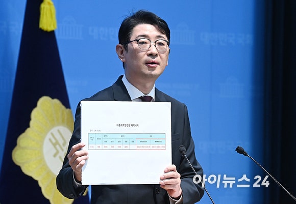 [포토] <b>주진우</b>, 특별감찰관 <b>골프 조사 촉구</b> 기자회견