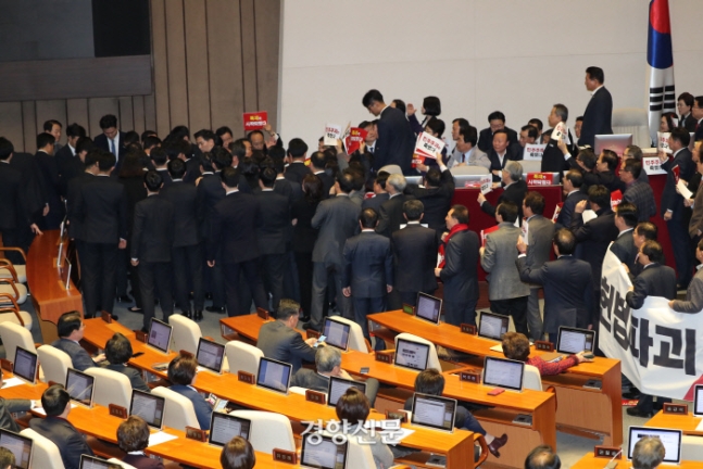 【画像】韓国の国会がデモ会場に　　何やってんだよ…