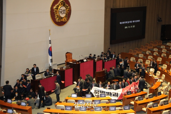 【画像】韓国の国会がデモ会場に　　何やってんだよ…