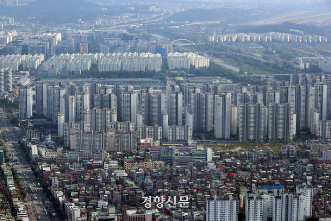 서울 아파트값 여전히 5년전의 ‘2배’...정부는 집값 부양 정책 ‘줄줄이’