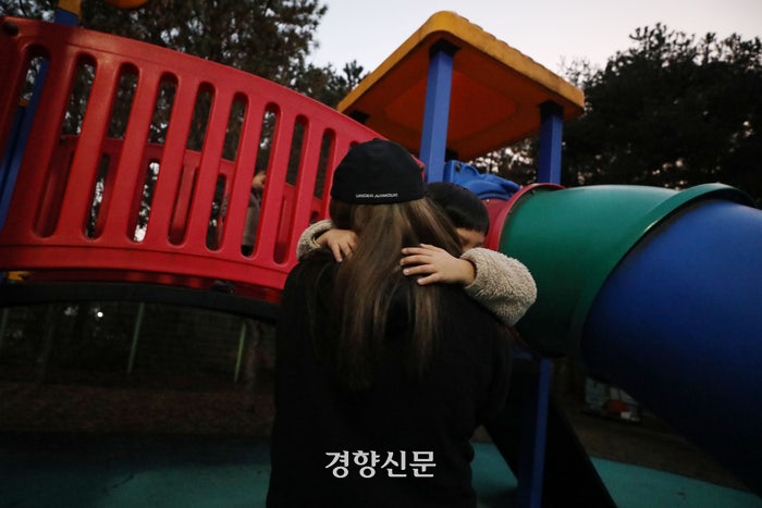 지난달 25일 경기 여주의 한부모 생활시설 놀이터에서 성아(가명·24)가 첫째아들 민준이(가명·5)와 놀아주고 있다. 한수빈 기자