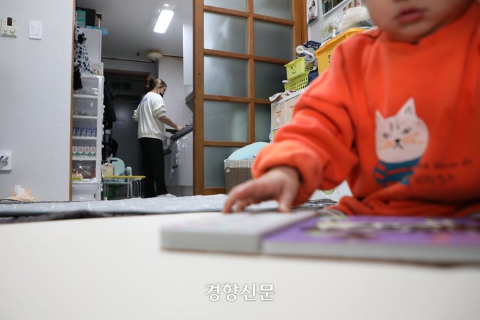 지난 9일 경기 여주의 한부모 생활시설에서 둘째 서준이(가명·1)가 놀고 있다. 성아(가명·24)는 아이들의 저녁을 만들고 있다. 한수빈 기자