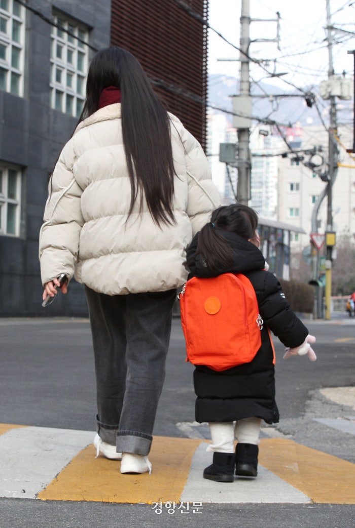 지난 12일 서연(가명·21)이 어린이집에서 은지(가명·3)를 데리고 귀가하고 있다. 한수빈 기자