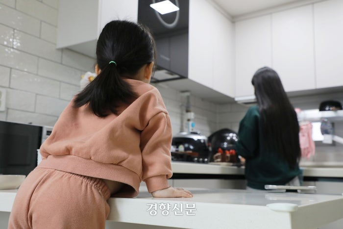 지난 8일 부엌에서 집안일을 하는 서연(가명·21)에게 딸 은지(가명·3)가 말을 걸고 있다. 한수빈 기자