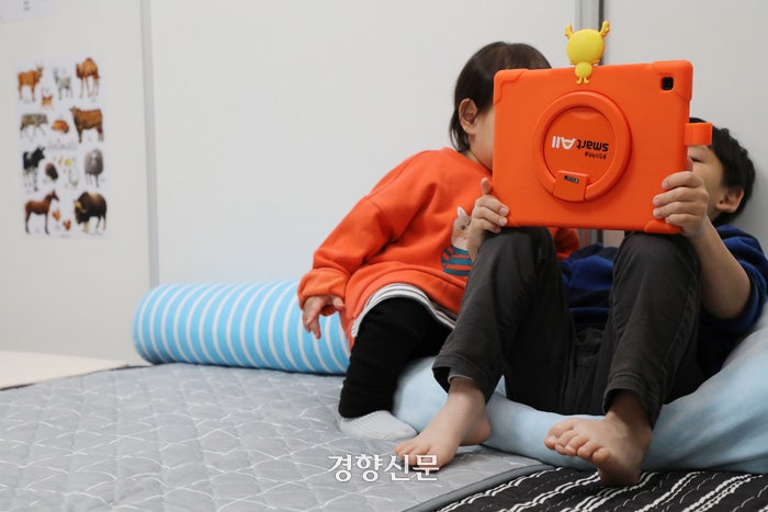 지난 9일 경기 여주의 한부모 생활시설에서 민준이(가명·5)와 서준이(가명·1)가 놀고 있다. 한수빈 기자