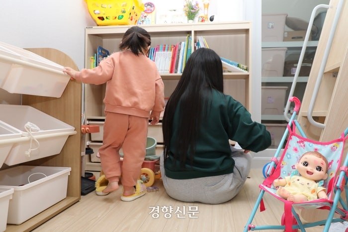 서연(가명·21)이 8일 오후 놀이방에서 딸 은지(가명·3)와 놀고 있다. 한수빈 기자