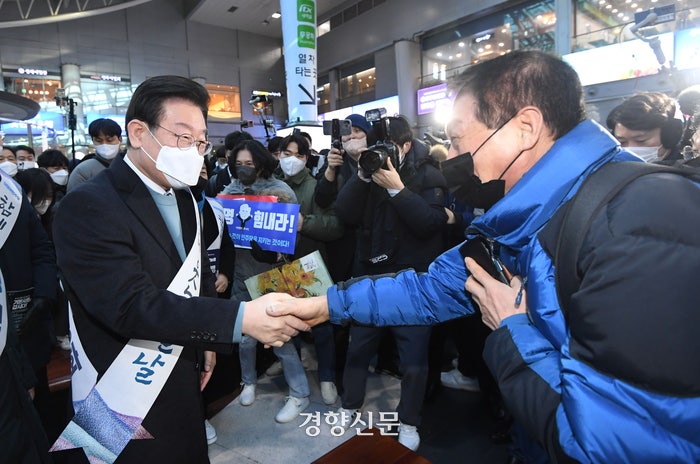 이재명 더불어민주당 대표 등 지도부가 지난 20일 서울 용산구 용산역을 찾아 설날 귀성객들과 인사하고 있다.  박민규 선임기자