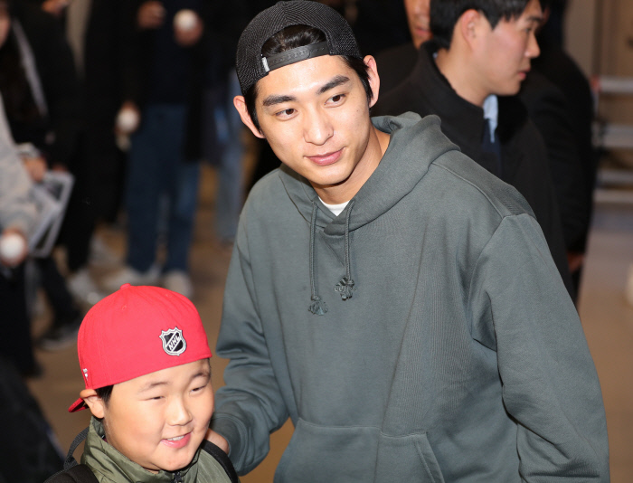 ‘<b>빅리거</b>’ <b>이정후</b> “1억달러 듣고 다리 떨렸다”