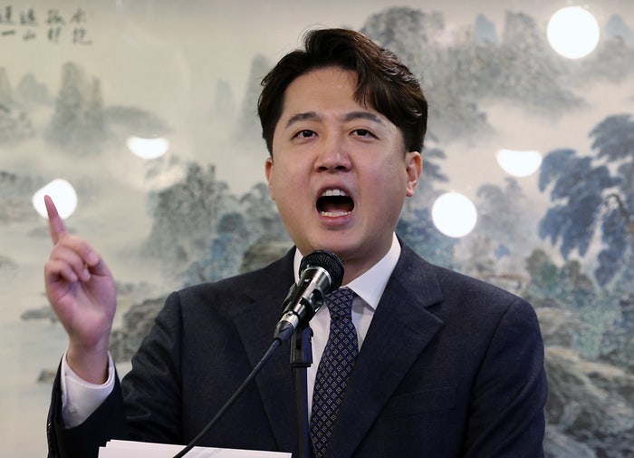 [속보] <b>이준석</b> “국민의힘 <b>탈당</b>···군인 이겨냈더니 검찰 주도 정치 강요 받...