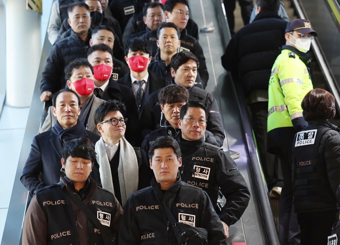 <b>한동훈</b> “5·18정신 헌법전문 수록 찬성”···<b>경호</b> 자처 당원·유튜버 몰려