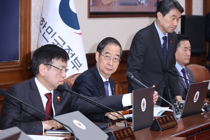 [속보] 한덕수, <b>쌍특검법</b> 거부권 건의 <b>의결</b>