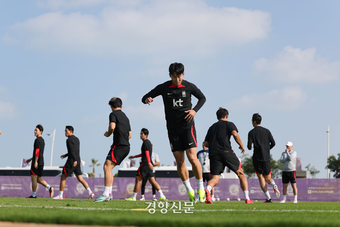 <b>손흥민</b>, EPL 이달의 <b>선수상</b> 안고 아시안컵 우승 도전하나…12월 후보 올라, 통...