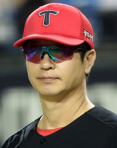 ‘금품수수 혐의’ KIA <b>김종국 감독</b>, <b>직무 정지</b>