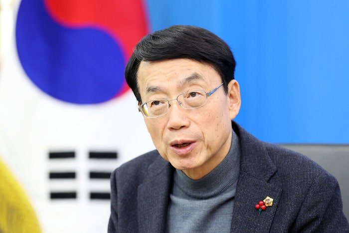 ‘5·18 <b>폄훼</b> 논란’ 허식 전 인천시<b>의장</b> 불신임 <b>효력정지</b> 가처분 기각