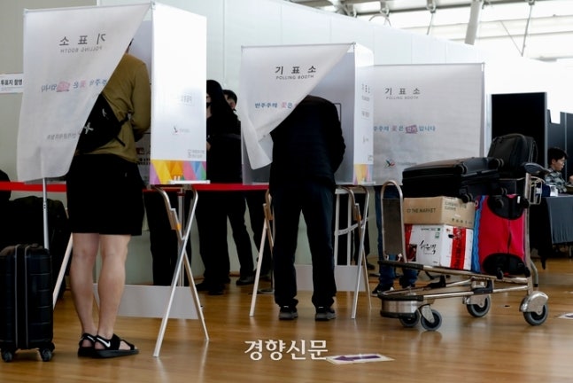 <b>사전투표 둘째날</b> 오전 9시 <b>투표</b>율 17.78%…21대보다 3.74%높아