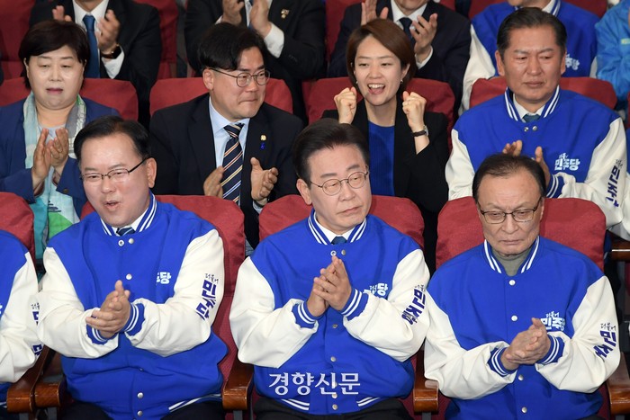 [속보] 민주당 최대 197석 예상···<b>국민의힘</b> 100석 위태[방송 3사 출구조사...