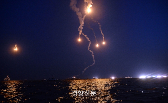 2014년 4월 24일 저녁 여객선 ‘세월호’가 침몰한 전남 진도군 조도면 병풍도 북쪽 3km 앞 사고 해상에서 채낚이 어선과 조명탄이 불을 밝히는 가운데 야간 수색 작업이 진행되고 있다. 진도|정지윤기자