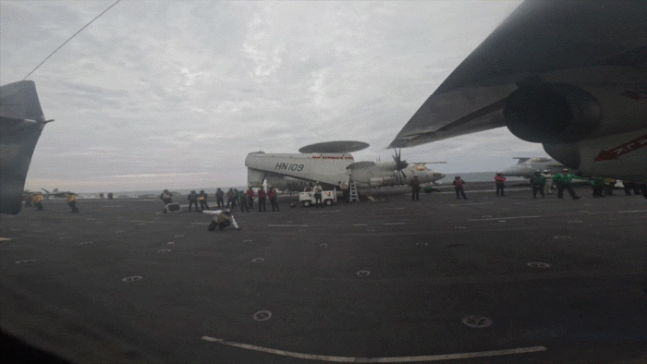 11일 제주 남방 공해상 미 해군의 니미츠급 핵추진 항공모함 시어도어 루스벨트함(CVN-71)에서 C-2 수송기가 이륙하는 장면을 수송기 내부에서 본 모습. 국방TV