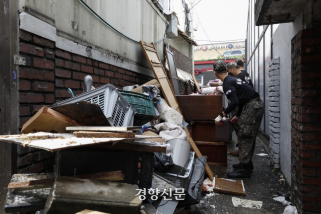 2022년 8월 서울 등 중부지역에 내린 집중호우로 침수 피해를 입은 서울 동작구 상도동 일대 주택가에서 육군 52사단 기동대대 대원들이 대민지원을 하고 있다. 문재원 기자
