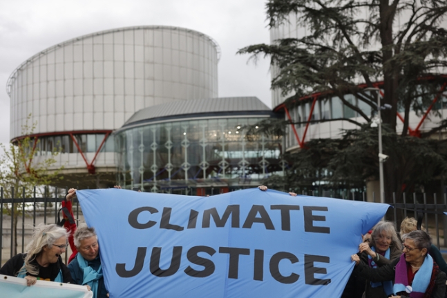 프랑스 스트라스부르에서 지난 9일 시민들이 유럽인권재판소 밖에서 ‘기후 소송’ 판결을 앞두고 시위를 벌이고 있다. AP통신