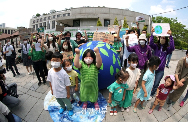 ‘아기 기후 소송단’ 어린이들과 시민단체 회원들이 2022년 6월 13일 서울 헌법재판소 정문앞에서 2030년까지 온실가스 감축 목표 40%는 국민의 생명과 안전을 보호기에 불충분한 목표로서 기본권 보호의무를 위반하