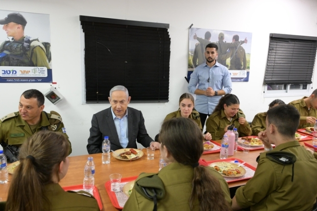 베냐민 네타냐후 이스라엘 총리가 지난 9일(현지시간) 텔아비브 인근 군부대를 방문해 군인들과 대화하고 있다. 신화연합뉴스