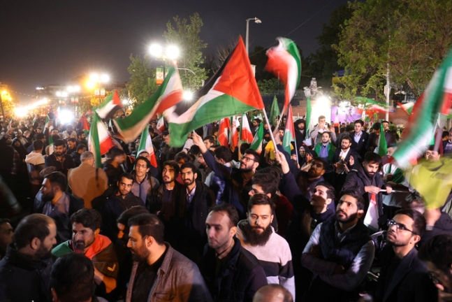이란 시위대가 14일(현지시간) 수도 테헤란 영국 대사관 앞에서 이란의 이스라엘 본토 공격을 지지하는 집회를 열고 있다. 로이터연합뉴스