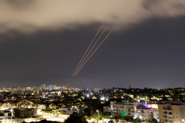 이란 공습 막는 ‘아이언돔’ 이스라엘 남부 아슈켈론에서 14일 새벽(현지시간) 이스라엘군의 방공시스템인 ‘아이언돔’ 미사일이 이란에서 날아오는 드론과 미사일을 요격하기 위해 발사되고 있다. 로이터연합뉴스
