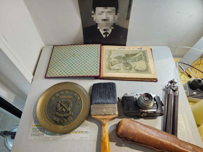 장모씨(56)의 아버지 사진과 유품이 그의 집에 놓여 있다. 장씨 아버지는 1993년 10월10일 서해훼리호 참사로 사망했다. 장씨 제공