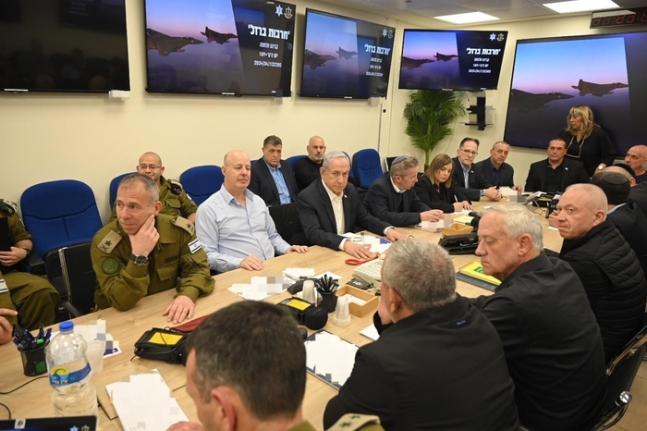 이스라엘 전시 내각이 14일(현지시간) 텔아비브에 있는 국방부 건물에서 각료 회의를 열고 있다.