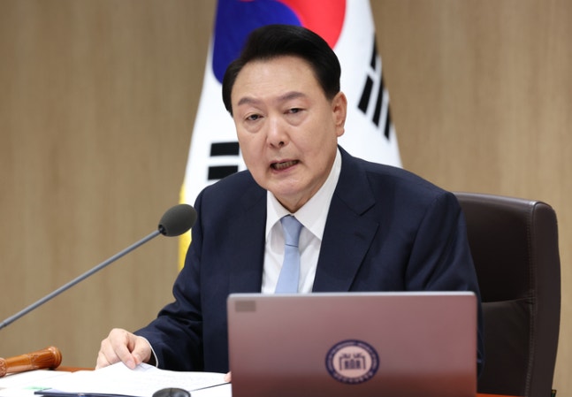 윤석열 대통령이 16일 서울 용산 대통령실 청사에서 열린 국무회의에서 발언하고 있다.<BR> / 연합뉴스