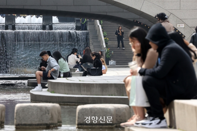 서울의 낮 기온이 20도 위로 오르며 평년보다 따뜻한 날씨가 이어진 8일 서울 중구 청계광장 일대에서 관광객들이 가벼운 옷차림으로 산책을 즐기고 있다. 조태형 기자
