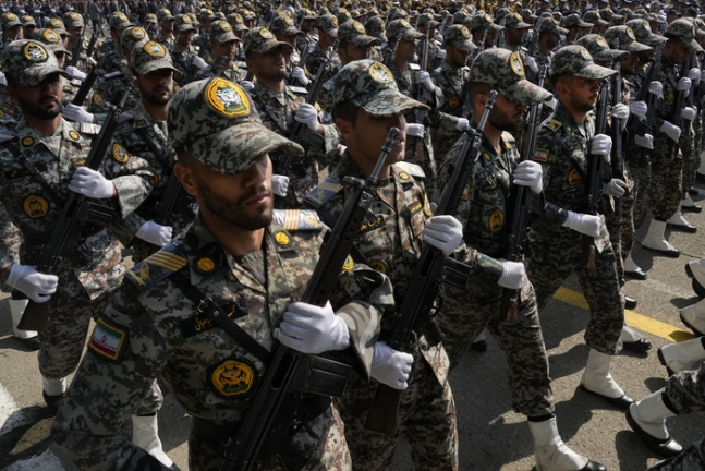 이란 정규군이 17일(현지시간) 수도 테헤란에서 진행된 육군의 날 행사에서 행진하고 있다. AP연합뉴스