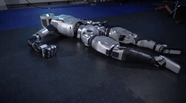 보스턴 다이내믹스가 개발한 인간형 로봇인 ‘아틀라스’가 몸을 일으켜 세워 보행하는 모습이 17일(현지시간) 공개됐다. 보스턴 다이내믹스 사회관계망서비스(SNS) 제공