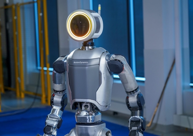 보스턴다이내믹스가 개발한 2족보행 로봇인 ‘아틀라스’. 이번에 공개된 신형 아틀라스는 구형처럼 유압이 아니라 전기의 힘으로 움직여 덩치가 작고 움직임이 빠르다. 진짜 사람처럼 몸통에 머리, 팔·다리가 달렸다. 보스턴
