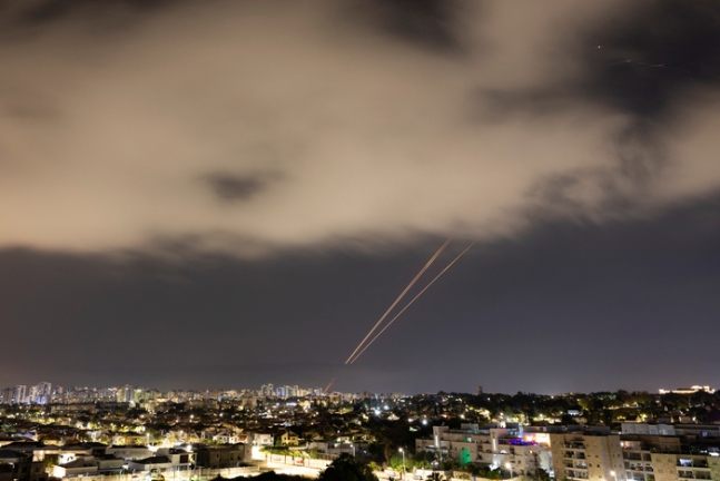이스라엘 아슈켈론 상공에서 14일 새벽 이란에서 날아온 비행 물체가 요격되고 있다. 로이터 연합뉴스
