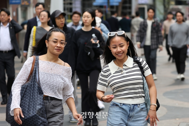서울 중구 명동 거리를 찾은 외국인 관광객들이 지난 8일 가벼운 옷차림을 하고 있다. 조태형 기자