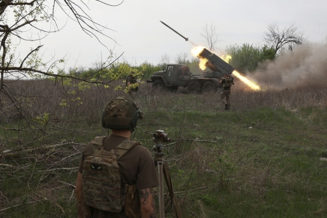 우크라이나군이 18일(현지시간) 하르키우 쿠피얀스크 마을 인근에서 러시아군을 겨냥한 공격을 진행하고 있다. AFP연합뉴스