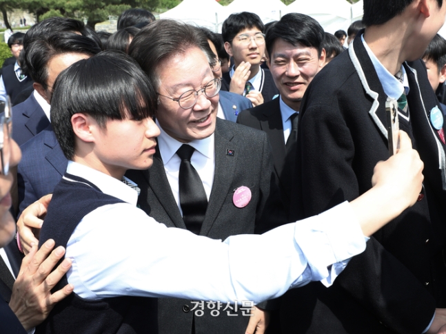 이재명 더불어민주당 대표가 19일 서울 강북구 국립 4·19민주묘지에서 열린 제64주년 4·19혁명 기념식을 마친 뒤 학생들과 셀카를 찍고 있다. 권도현 기자