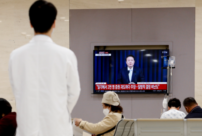 지난 4월 1일 서울의 한 대학병원에서 한 의사가 윤석열 대통령의 의료개혁 관련 대국민담화를 시청하고 있다.  문재원 기자