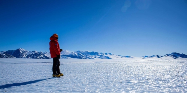벨기에와 스위스, 영국 과학자 등으로 구성된 공동 연구진이 올해 남극점에서 약 1000㎞ 떨어진 유니온 빙하 근처를 대상으로 운석 탐색을 하고 있는 모습. 연구진은 남극 빙하 표면이 가열돼 있는 상태라고 설명했다. 